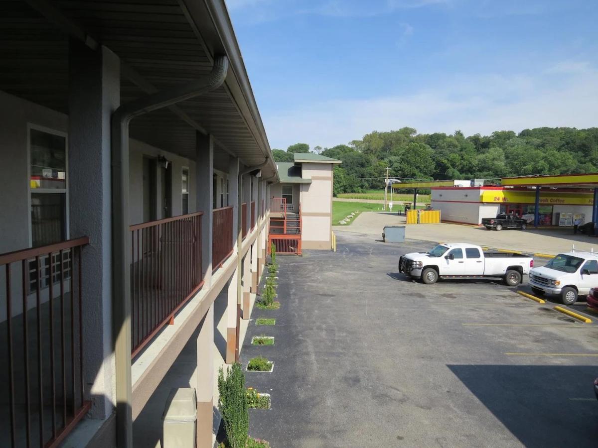 First Western Inn Caseyville Bagian luar foto