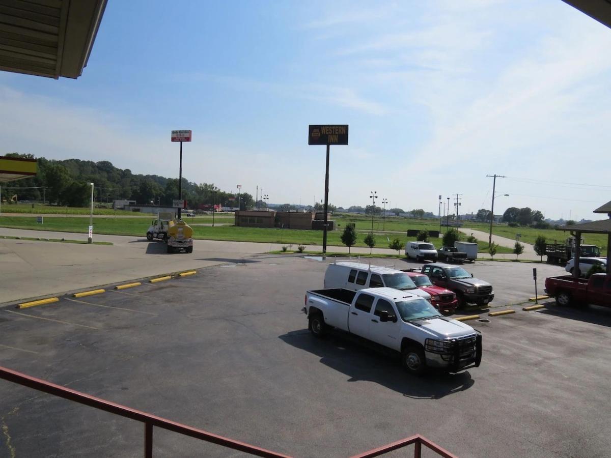 First Western Inn Caseyville Bagian luar foto