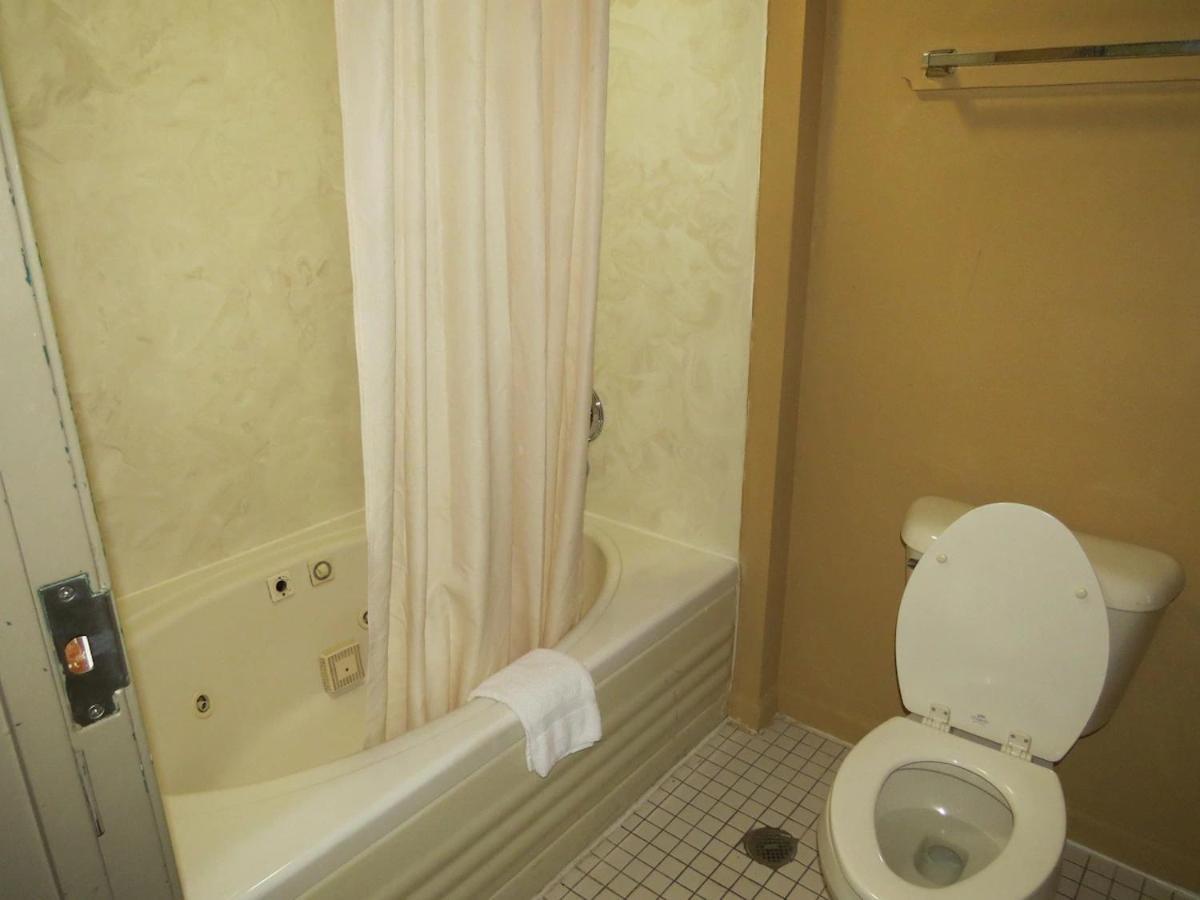 First Western Inn Caseyville Bagian luar foto