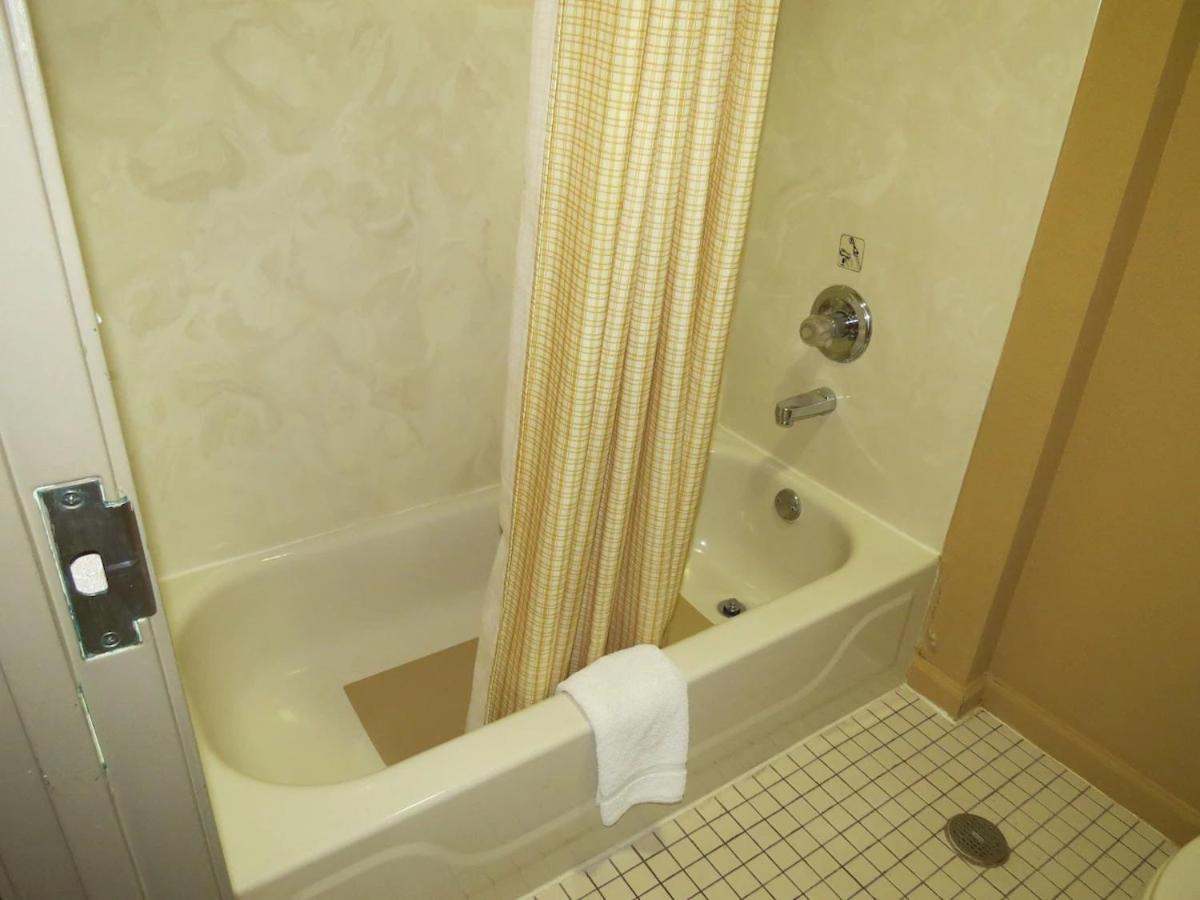 First Western Inn Caseyville Bagian luar foto